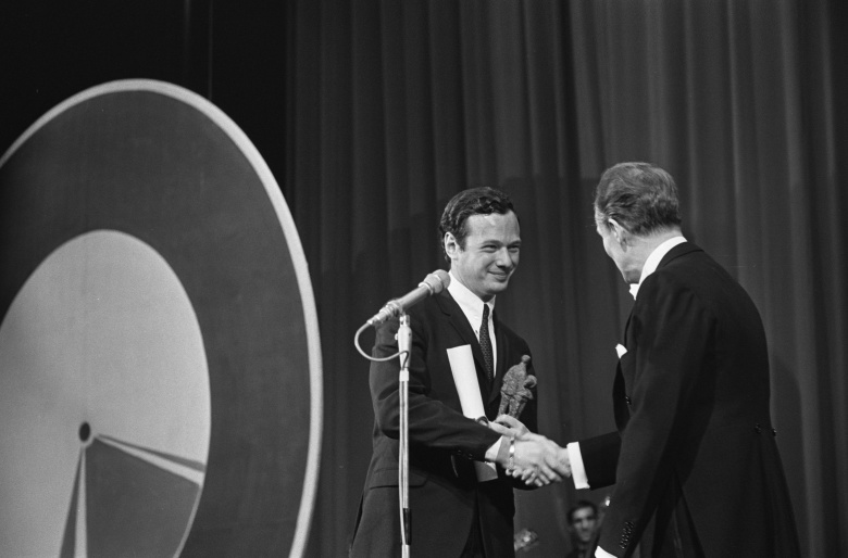 Битломания: октябрь 1965-го, импресарио The Beatles Брайан Эпстайн получает престижную премию "Эдисон"  (европейский аналог "Грэмми")