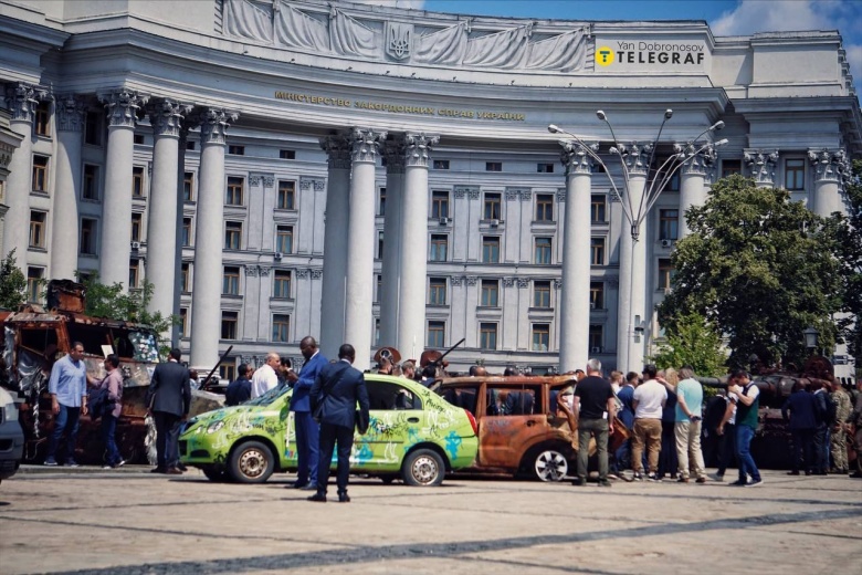 Делегация ЮАР во главе с Сирилом Рамафосой осматривает уничтоженную российскую технику на Михайловской площади в Киеве, 16 июня 2023 года