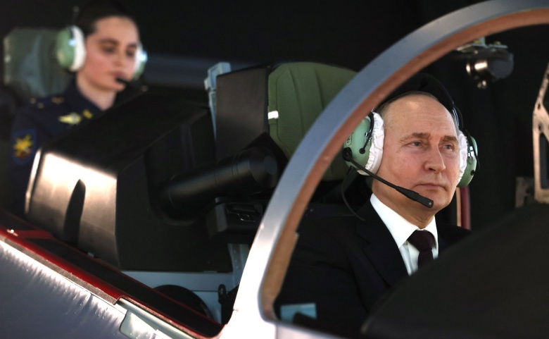 Путин на учебном тренажере в военном авиационном училище лётчиков в Краснодаре