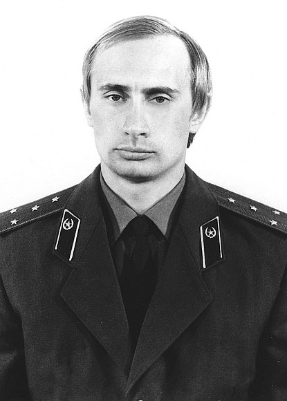 Фото из личного дела Владимира Путина времен службы в КГБ