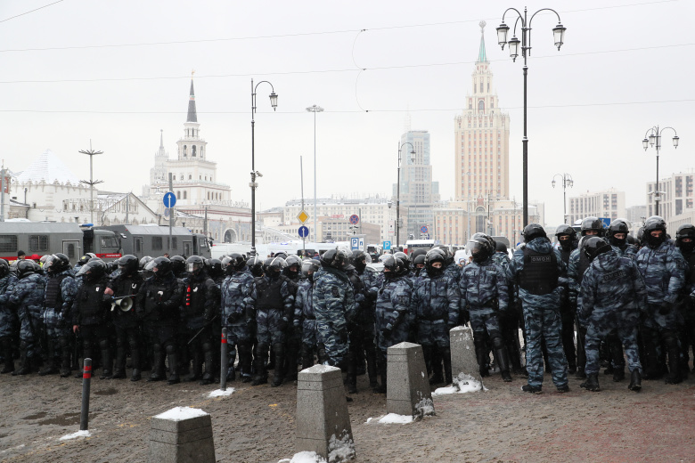 Сотрудники полиции на Комсомольской площади. Фото: Гавриил Григоров/ТАСС