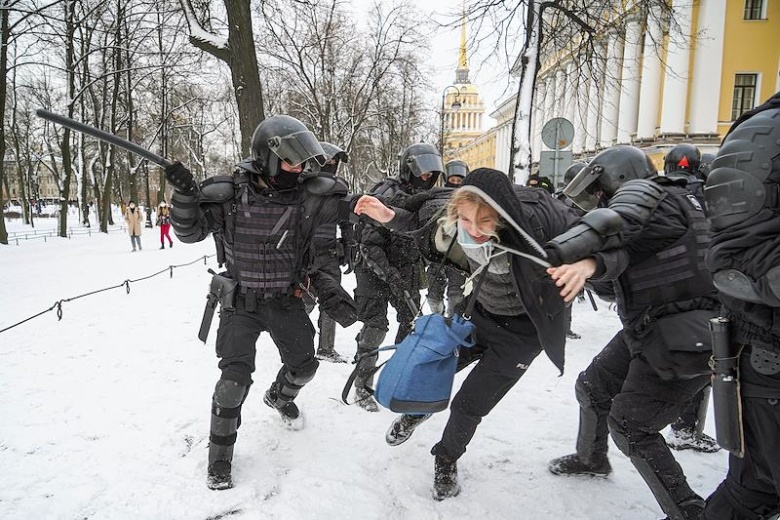 Сотрудники полиции во время задержания участников акции в Санкт-Петербурге