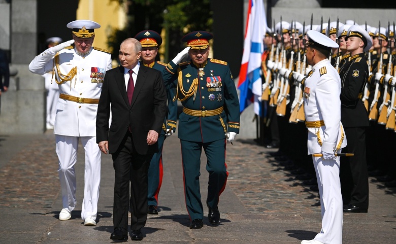 Путин во время Главного военно-морского парада 2023 года