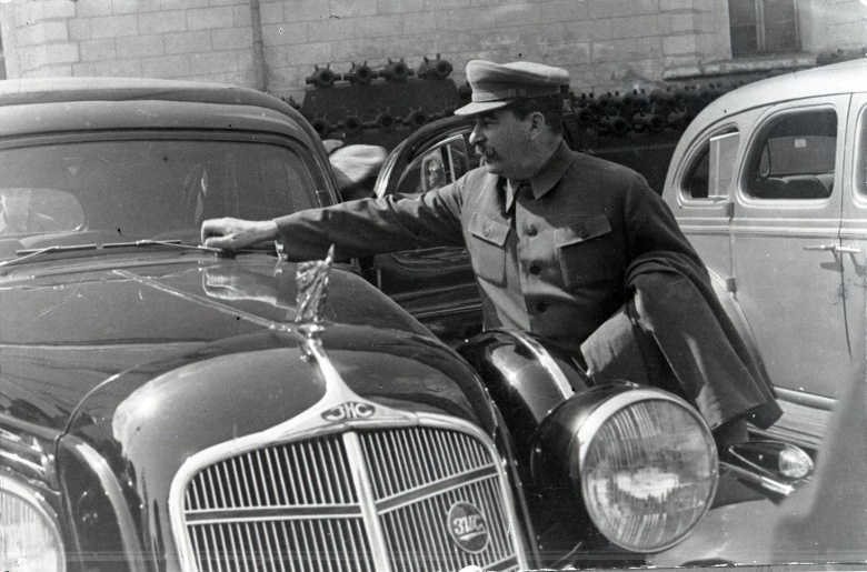 Иосиф Сталин осматривает автомобиль ЗиС