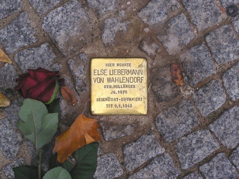 Мемориальный «Камень преткновения» художника Гюнтера Демнига. Фото: Axel Mauruszat