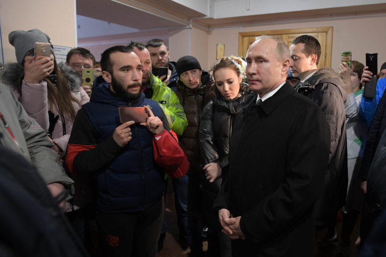 Владимир Путин во время встречи с жителями города и родственниками пропавших без вести в ТЦ "Зимняя вишня". Фото: Дружинин Алексей / пресс-служба президента РФ / ТАСС