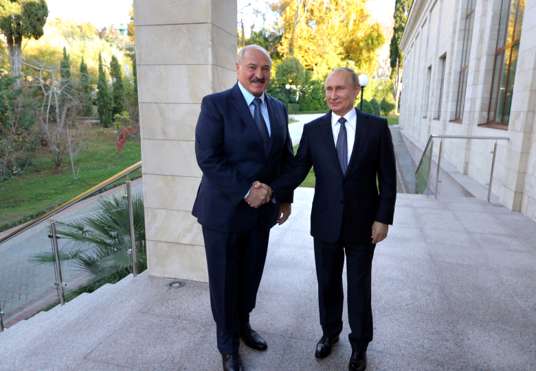 Александр Лукашенко и Владимир Путин на встрече в Сочи. Фото: Mikhail Klimentyev / Kremlin / Reuters
