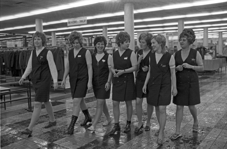 Продавщицы магазина «Синтетика», 1973.  Фото: Борис Кауфман / РИА Новости