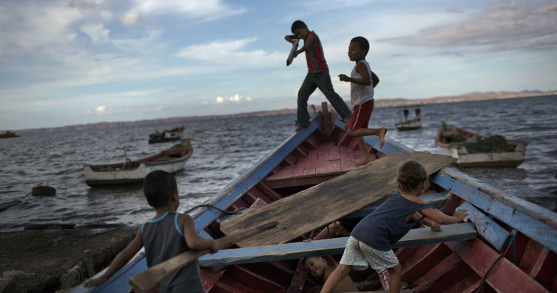 Дети играют в пиратов на лодке. Кумана, Венесуэла. Фото:  Rodrigo Abd / AP / ТАСС