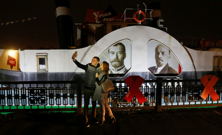 Пара фотографируется на фоне корабля в Красноярске. Фото: Ilya Naymushin / Reuters