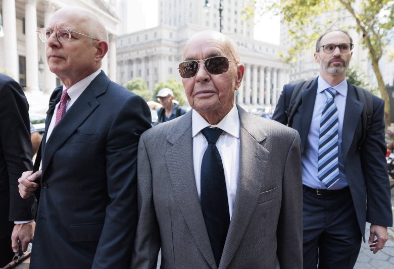 Британский миллиардер и владелец футбольной команды «Тоттенхэм Хотспур» Джо Льюис (в центре) со своей командой юристов, Нью-Йорк, 26 июля 2023 года