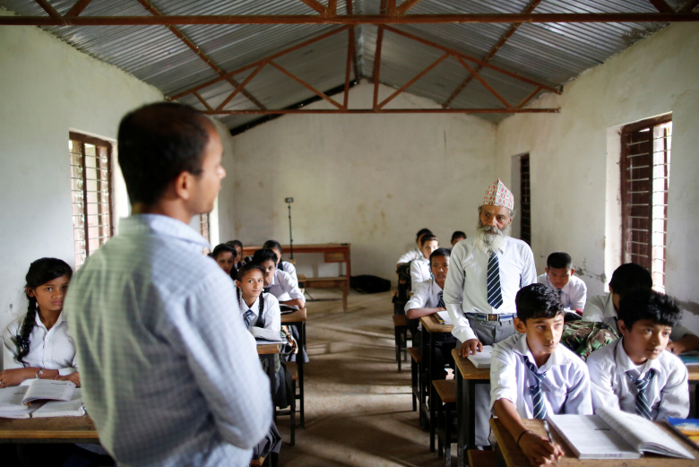 68-летний Дурга Ками на занятиях в школе. Непал.
