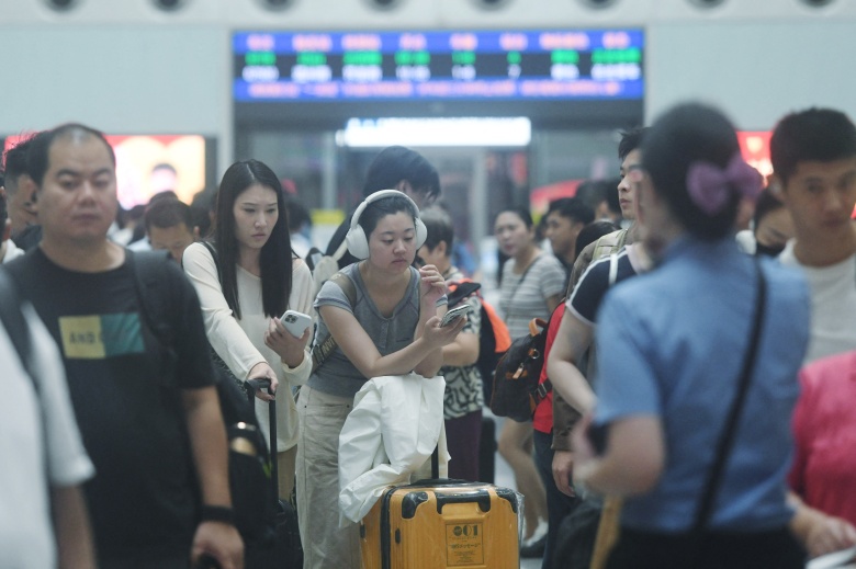 Большое количество пассажиров в зале ожидания Восточного железнодорожного вокзала в Ханчжоу, провинция Чжэцзян, Китай, 8 октября 2025 года