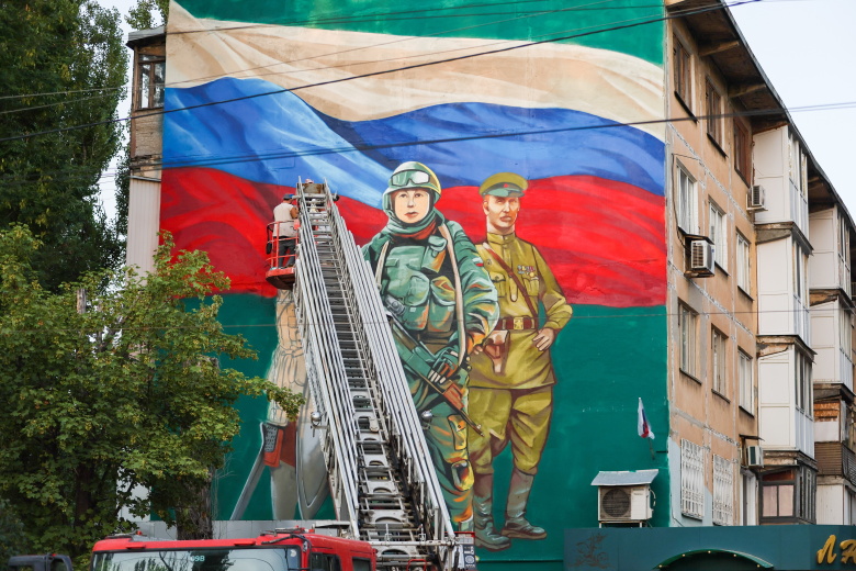 Патриотический мурал на одном из домов Донецка, оккупированная часть Украины
