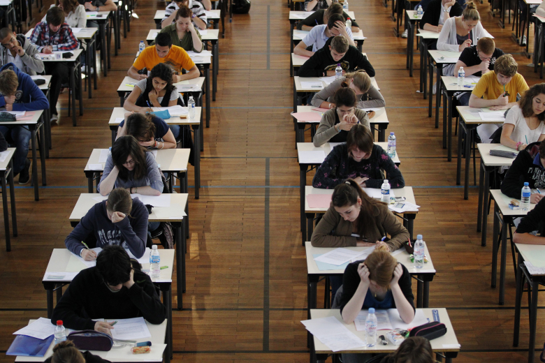 Студенты сдают экзамен по философии во французском лицее Клемансо в Нанте. Фото: Stephane Mahe / Reuters
