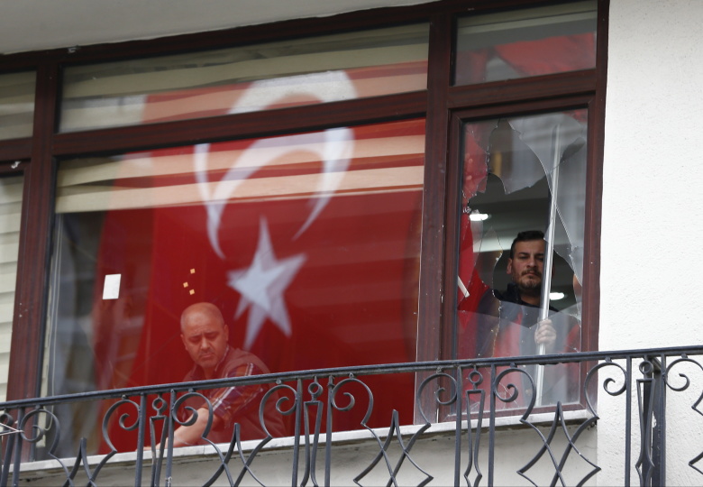 Работники торгового центра устраняют последствия взрыва. Стамбул.
