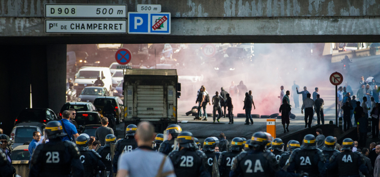 Забастовка таксистов в Париже против нелицензированного частного извоза.
