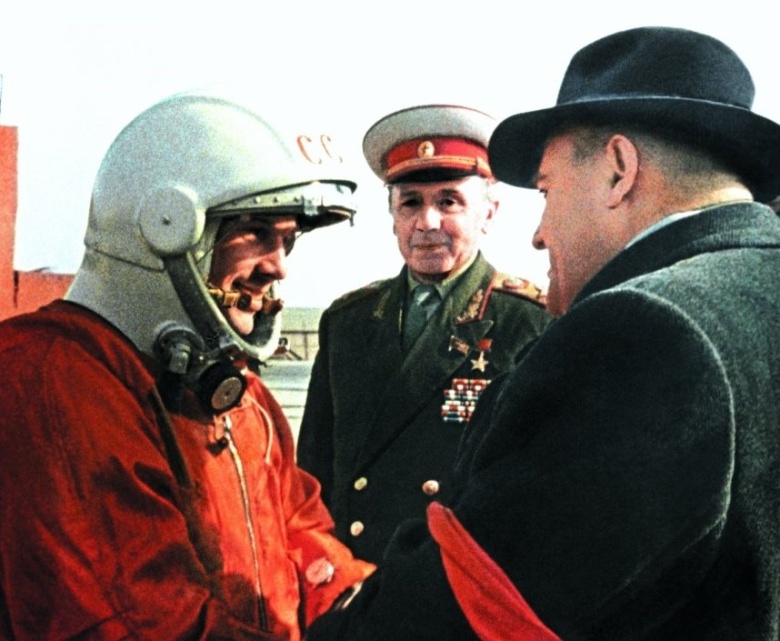 Юрий Алексеевич Гагарин перед полетом (рядом с ним Сергей Павлович Королев и Кирилл Семенович Москаленко). 12 апреля 1961 года