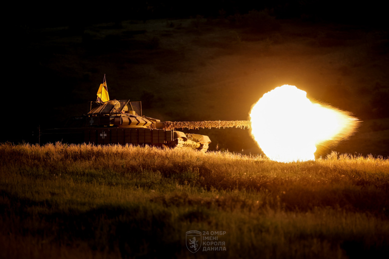 Украинский танк во время залпа