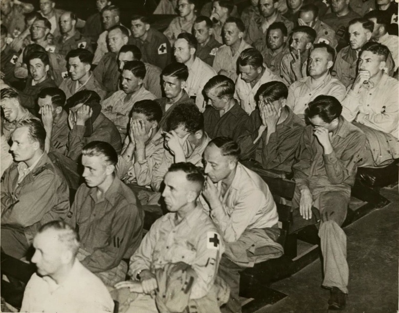Немецким военнопленным в американской оккупационной зоне показывают кинохронику, снятую в нацистских лагерях смерти.