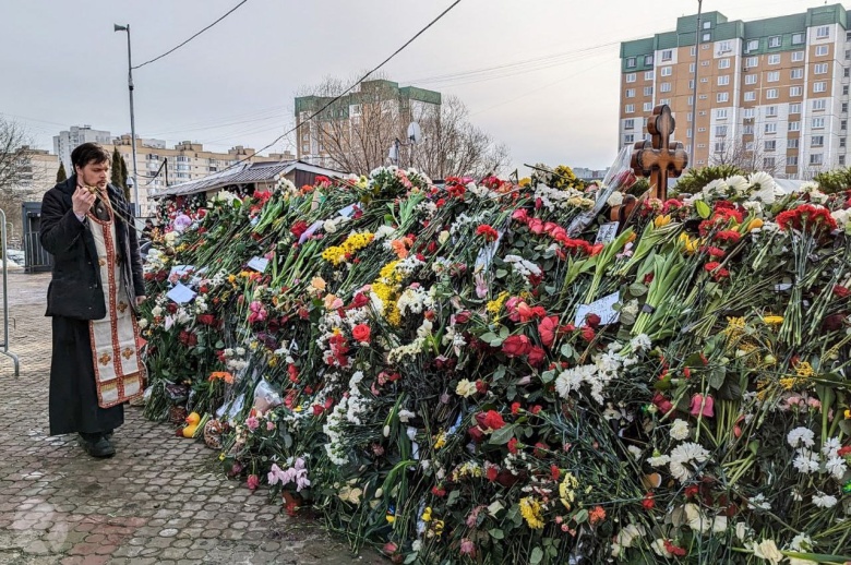 Могила Алексея Навального, заваленная цветами