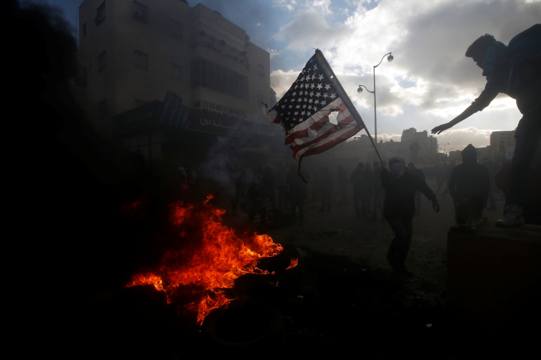 Палестинцы сжигают американские флаги, Рамалла. Фото: Mohamad Torokman / Reuters
