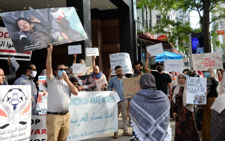 Прохуситская демонстрация в Нью-Йорке: манифестанты осуждают инициированные Саудовской Аравией блокаду и интервенцию против контролируемой движением части Йемена. 14 августа 2020 года