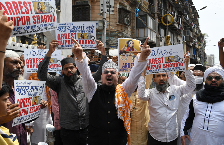 Акция протеста с требованием ареста Нупур Шармы - отправленной в отставку пресс-секретаря правящей партии "Бхаратия Джаната". Мумбаи, Индия, 6 июня 2022 года