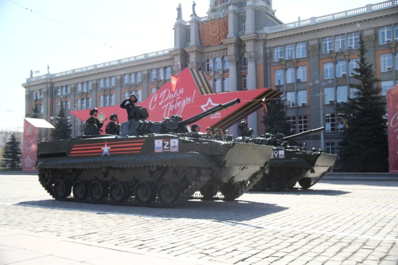 Парад победы-2022 в Екатеринбурге, на борту боевой машины пехоты виден символ Z