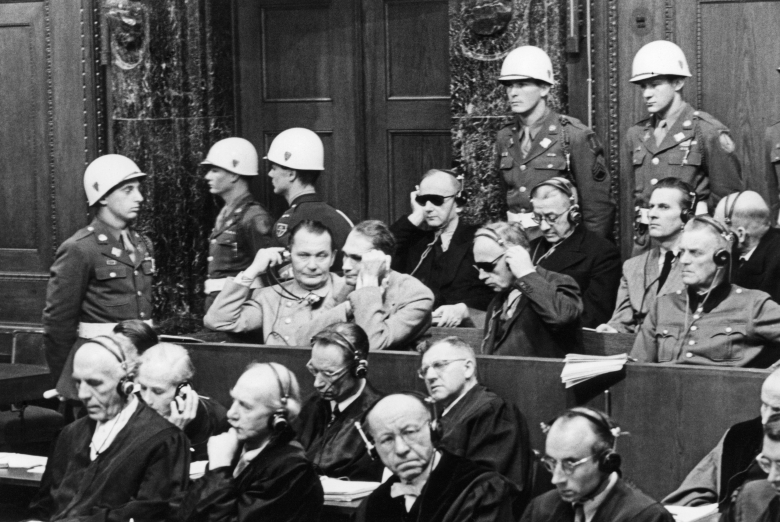 Подсудимые Герман Геринг, Рудольф Гесс, Иоахим фон Риббентроп, Вильгельм Кейтель и другие на скамье подсудимых во время заседания на Нюрнбергском процессе, 1 октября 1946.