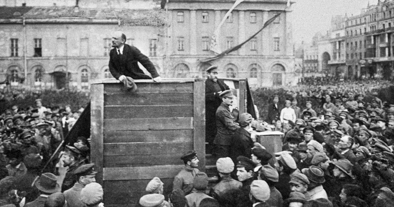 Владимир Ленин выступает с речью перед войсками, 1920. Фото: Григорий Гольдштейн / РИА Новости