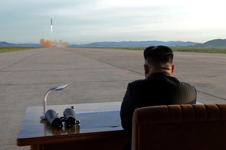 Ким Чен Ын наблюдает за запуском ракеты Hwasong-12. Фото: KCNA / Reuters