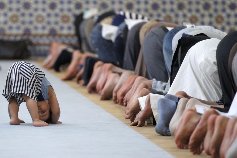 Члены мусульманской общины во время молитвы в первый день священного праздника Рамадан, Страсбург