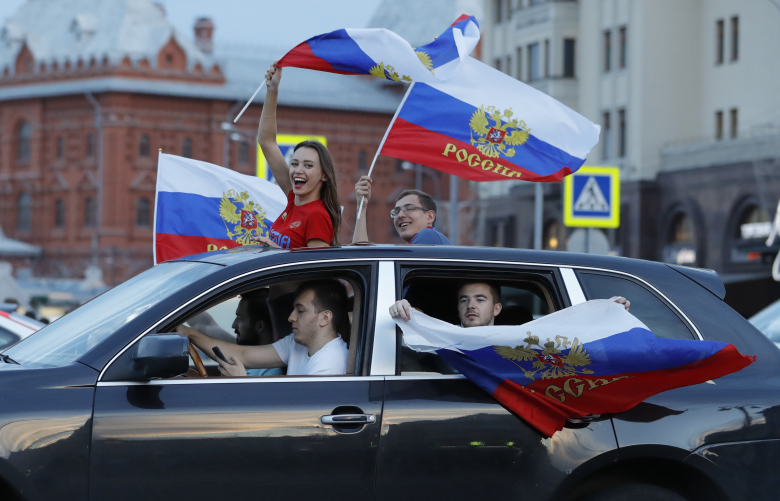 Фанаты празднуют победу российской сборной по футболу. Фото: Tatyana Makeyeva / Reuters