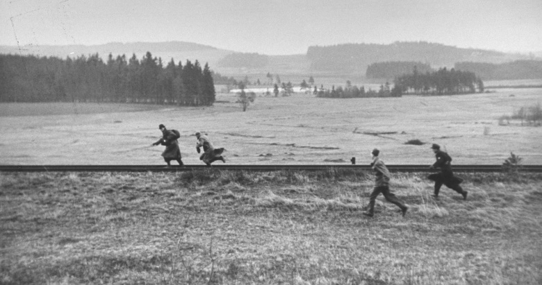 Чехословацкие нелегальные мигранты, которых преследуют немецкий пограничник и сотрудник американской военной разведки, 1948 год.