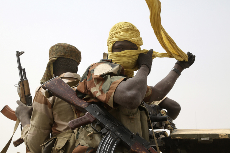 Чадские солдаты на линии фронта во время битвы против повстанческой группировки «Боко харам» в Гамбару, Нигерия. Фото: Emmanuel Braun / Reuters