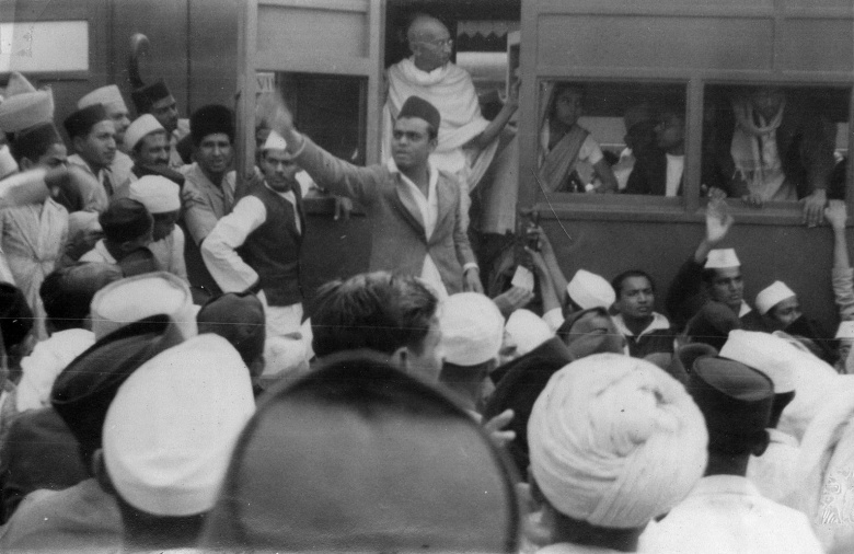 Махатма Ганди в поезде среди толпы