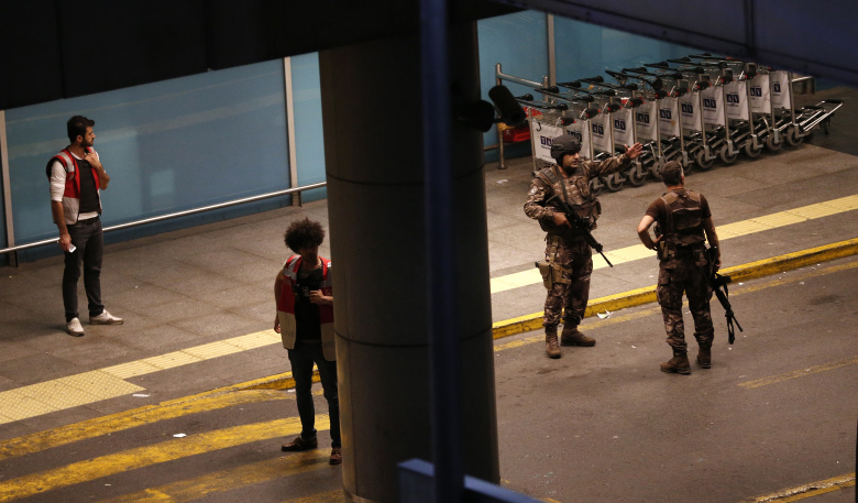 Турецкий спецназ в аэропорту "Ататюрк" после треакта
