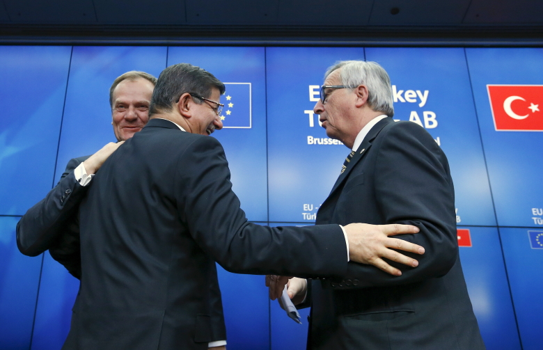 Ахмет Давутоглу,  Дональд Туск и Жан-Клод Юнкер на саммите ЕС - Турция в Брюсселе