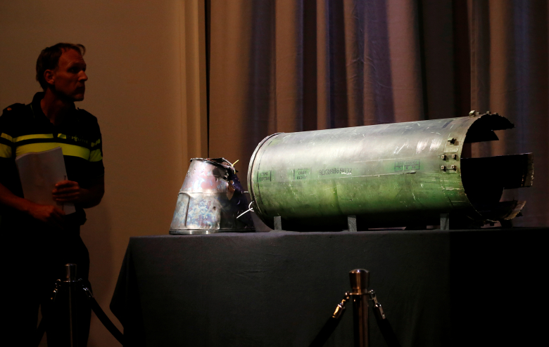 Осколки ракеты на пресс-конференции международной следственной группы в Нидерландах. Фото: Francois Lenoir / Reuters