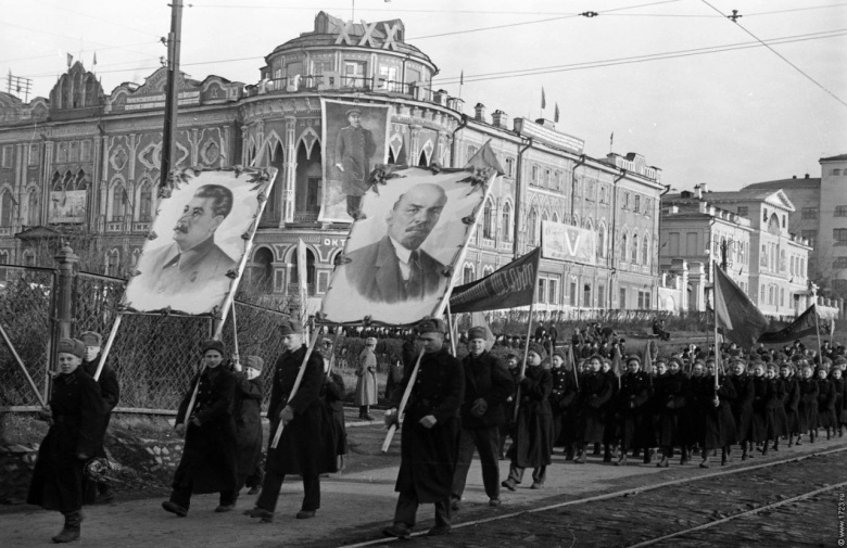 Демонстрация на годовщину Октябрьской революции в Свердловске, 1947 год