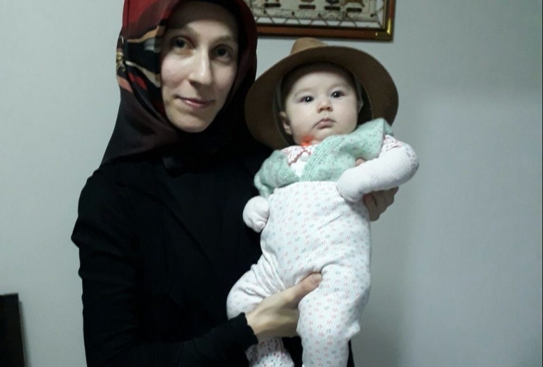 Адвокат, подписывающаяся инициалами O.E.H., со своим трехмесячным ребенком, вместе с которым была помещена в тюрьму, Турция. Фото: turkeypurge.com