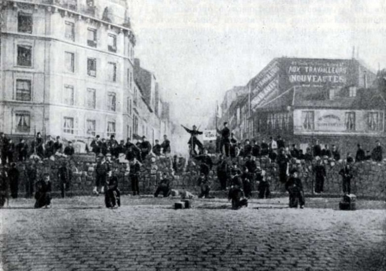 Баррикада коммунаров в Париже, 1871 год.