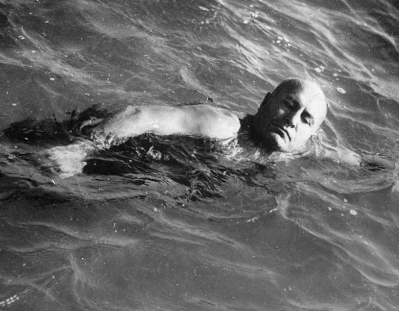 Бенито Муссолини любил показаться на публике с обнаженным торсом и переплывал Тибр, чтобы продемонстрировать свою отличную физическую форму