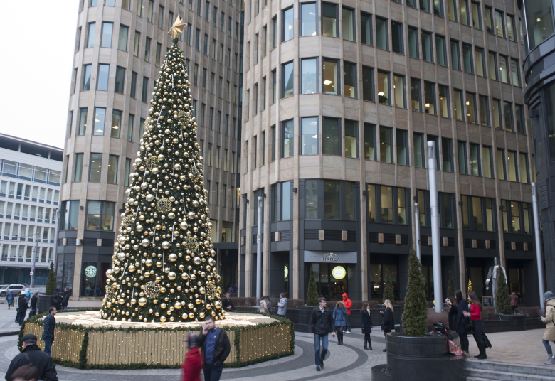 Новогодняя елка возле бизнес-центра «Белая площадь».