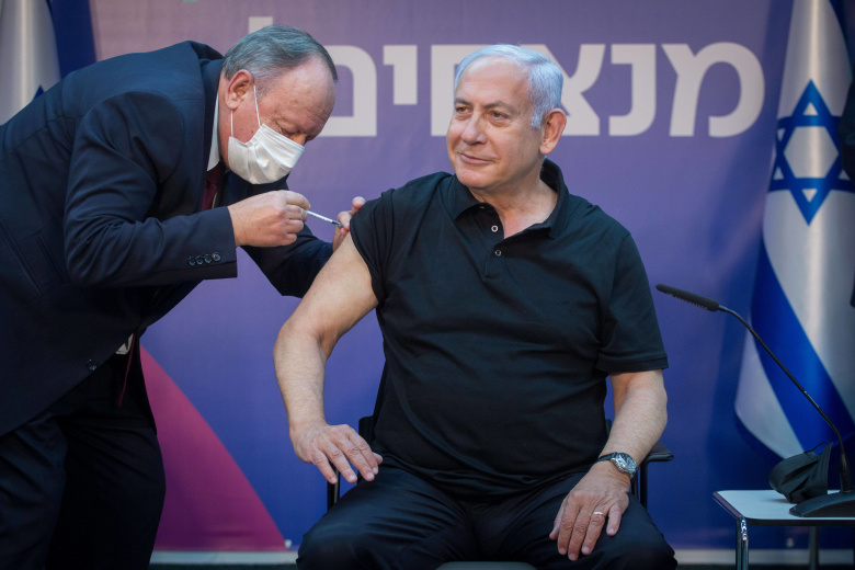 Биньямин Нетаньяху делает прививику против коронавируса. Фото:  Miriam Alster/JINI / Xinhua / TASS