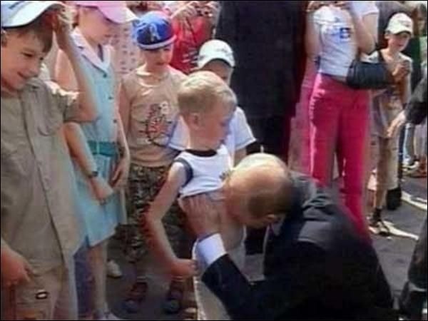 Владимир Путин целует мальчика Никиту в живот, 2006 год