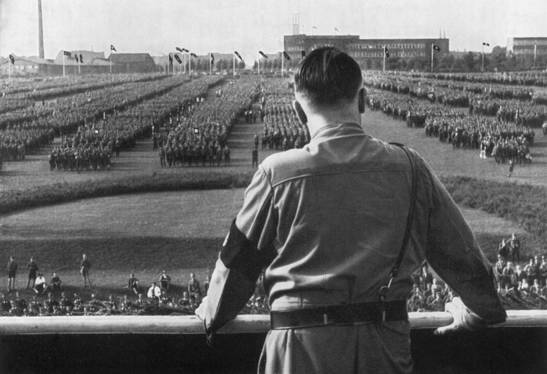 Адольф Гитлер обращается с речью к немецким солдатам в Дортмунде, Германия