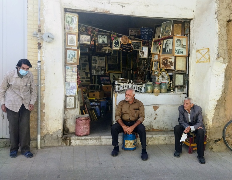 Антикварная лавка в Ширазе. Эти трое иранцев ничего из выставленного в их магазине не продают - только показывают