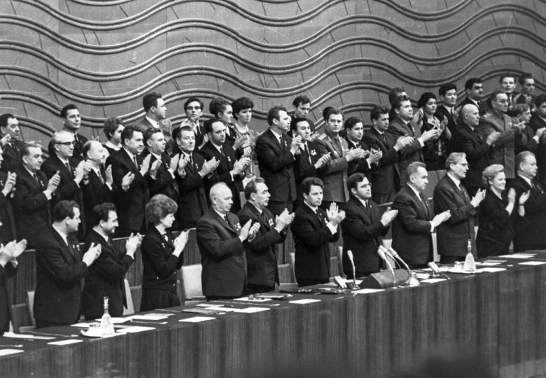Генеральный секретарь КПСС Леонид Брежнев (в центре) на пленуме ЦК ВЛКСМ, посвященном 50-летию организации, 25 октября 1968 года
